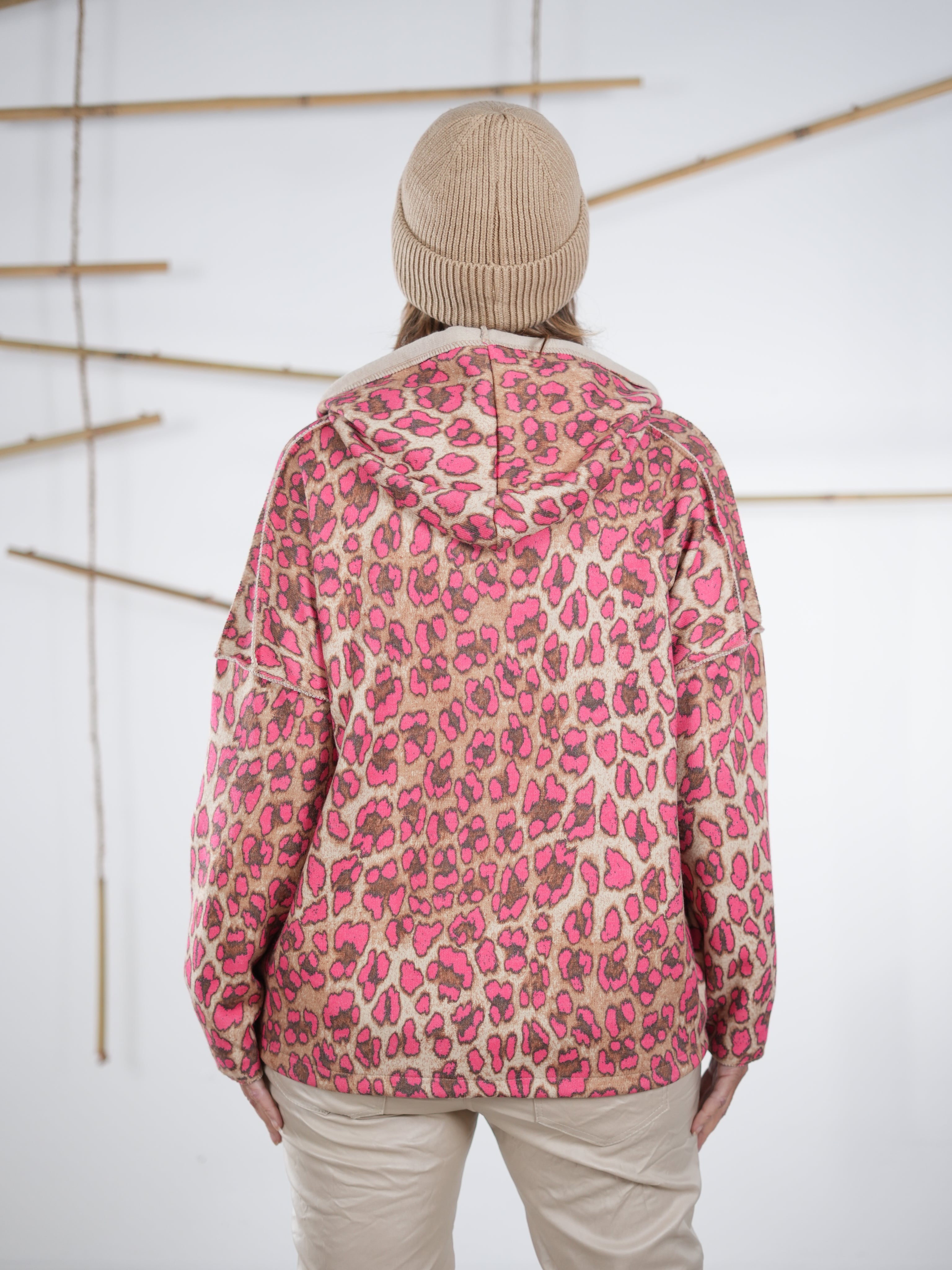 Rückansicht der pinken Leo-Sweatjacke mit Kapuze und Leo-Print.