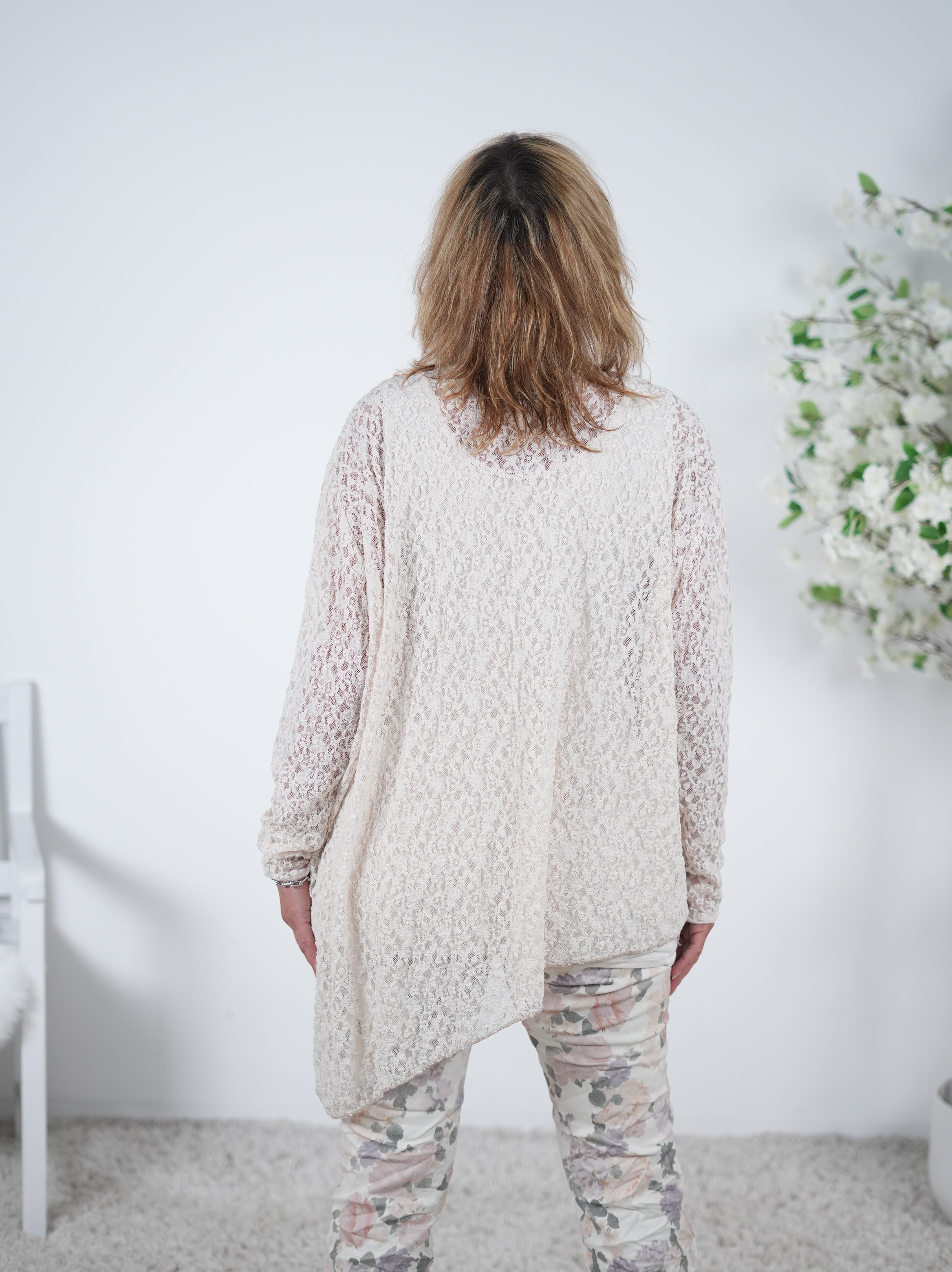 Long Shirt im asymmetrischen Schnitt aus Spitze