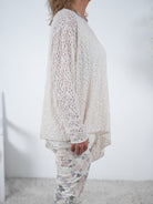 Long Shirt im asymmetrischen Schnitt aus Spitze