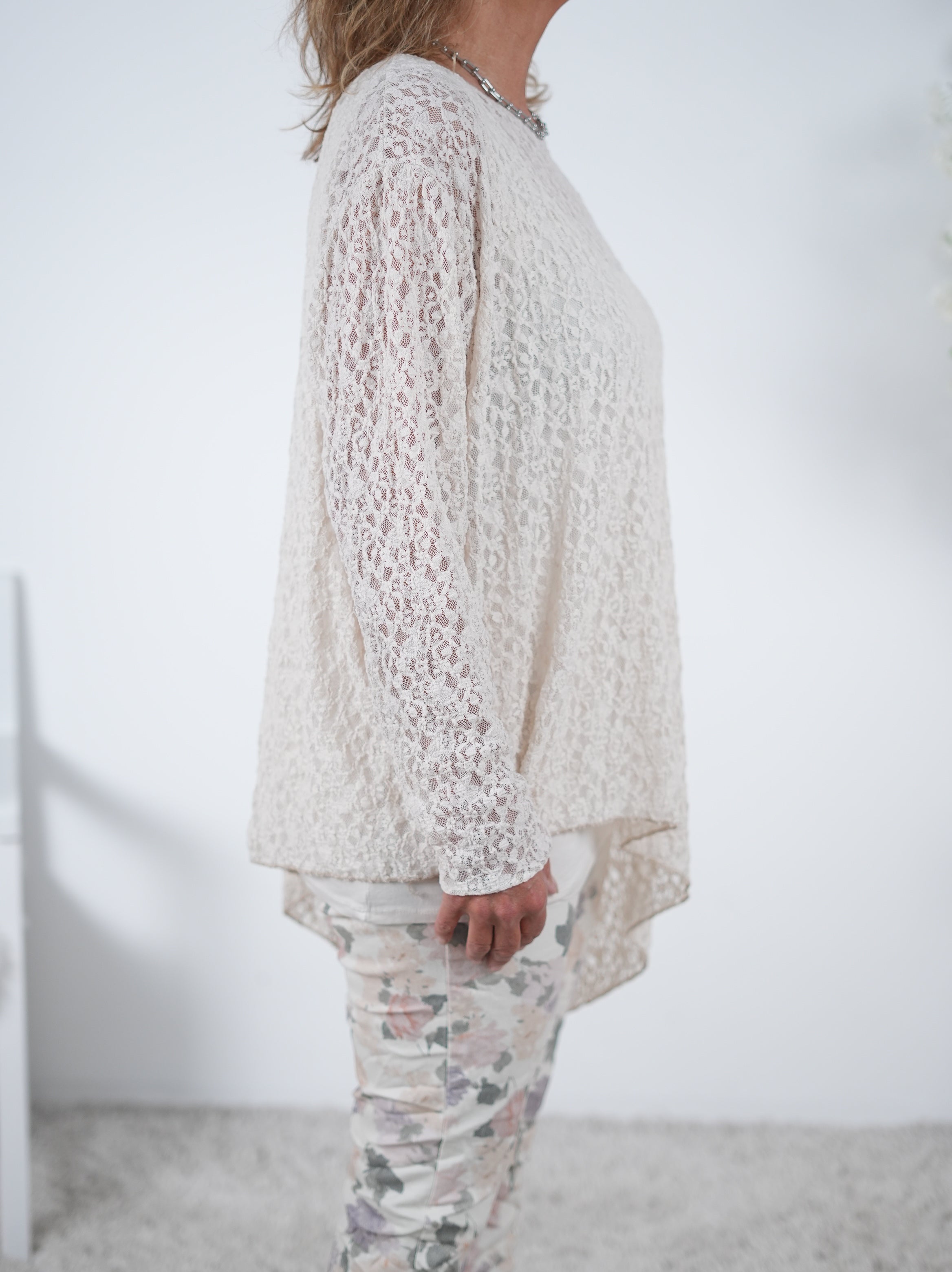 Long Shirt im asymmetrischen Schnitt aus Spitze