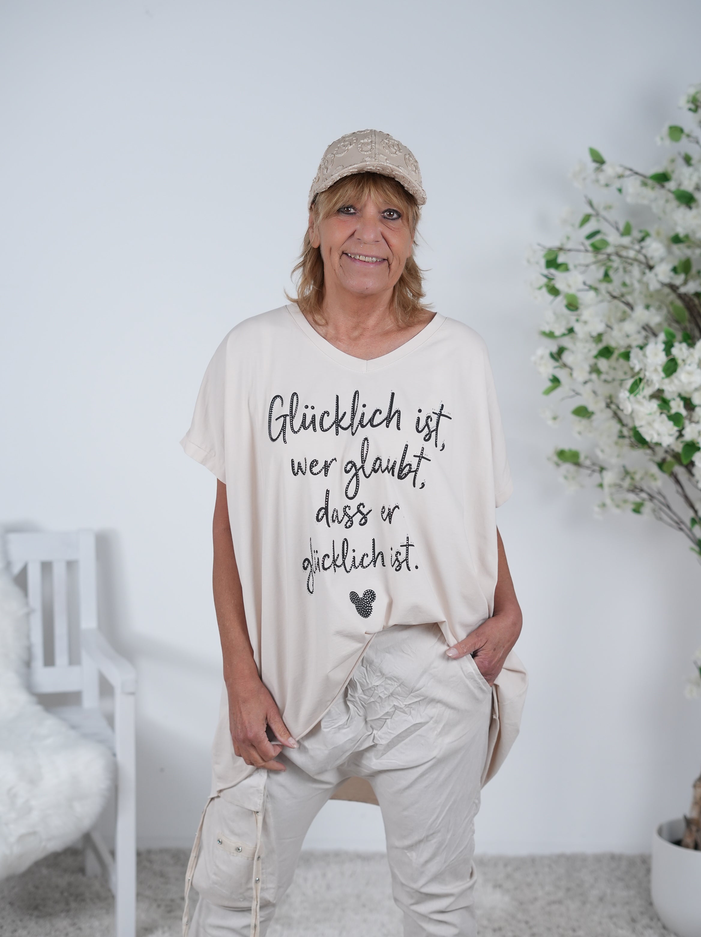 Long Shirt mit V-Ausschnitt und Schriftzug