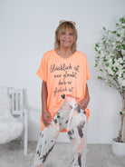 Long Shirt mit V-Ausschnitt und Schriftzug Einheitsgröße (ca Gr. 40 "oversize"-46) Neon Orange