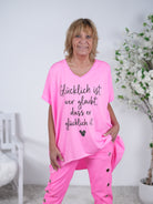 Long Shirt mit V-Ausschnitt und Schriftzug Einheitsgröße (ca Gr. 40 "oversize"-46) Neon Pink