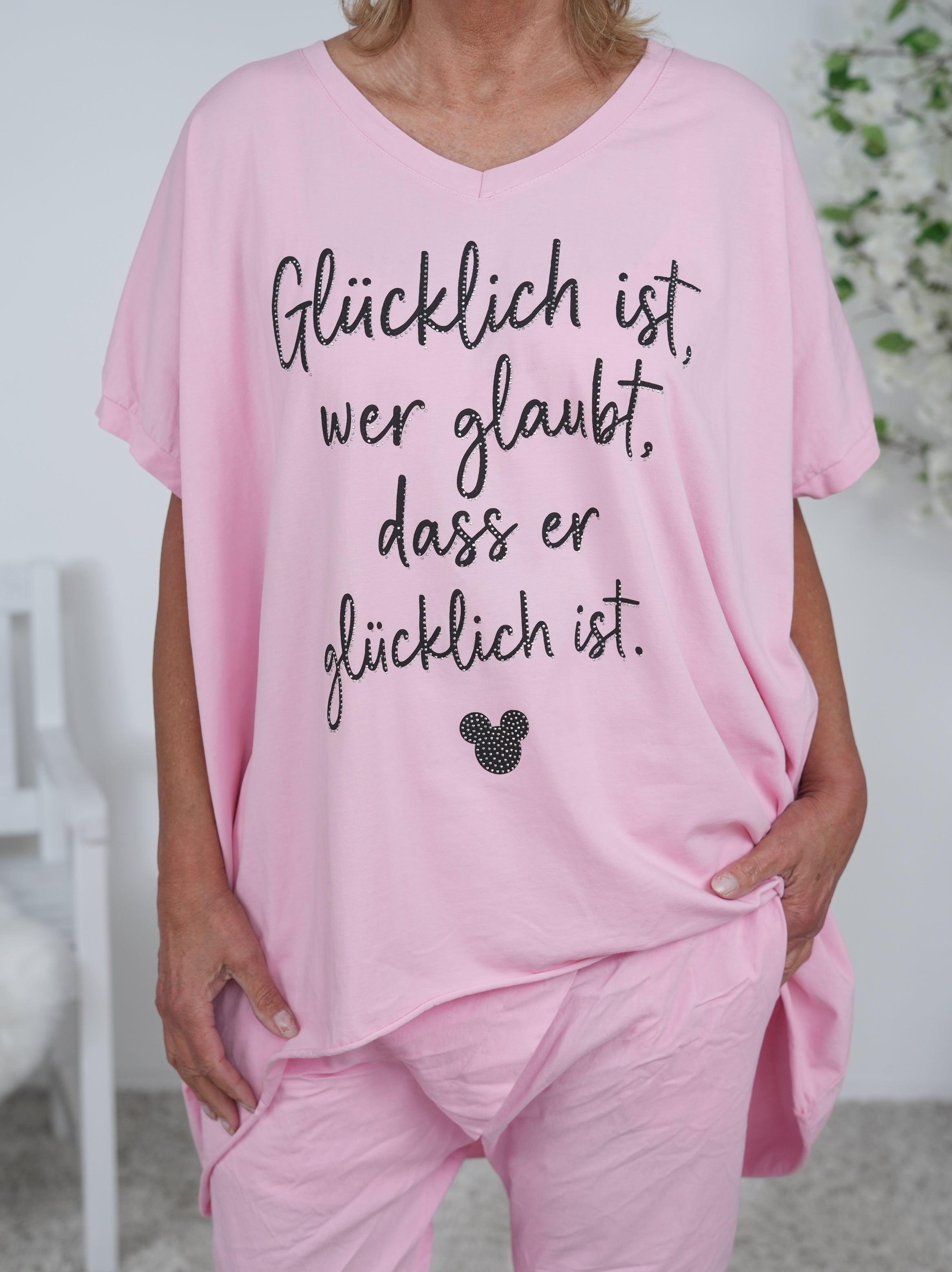 Long Shirt mit V-Ausschnitt und Schriftzug