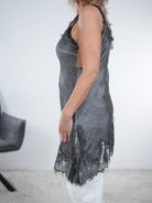 Long-Top mit angenähter Spitze