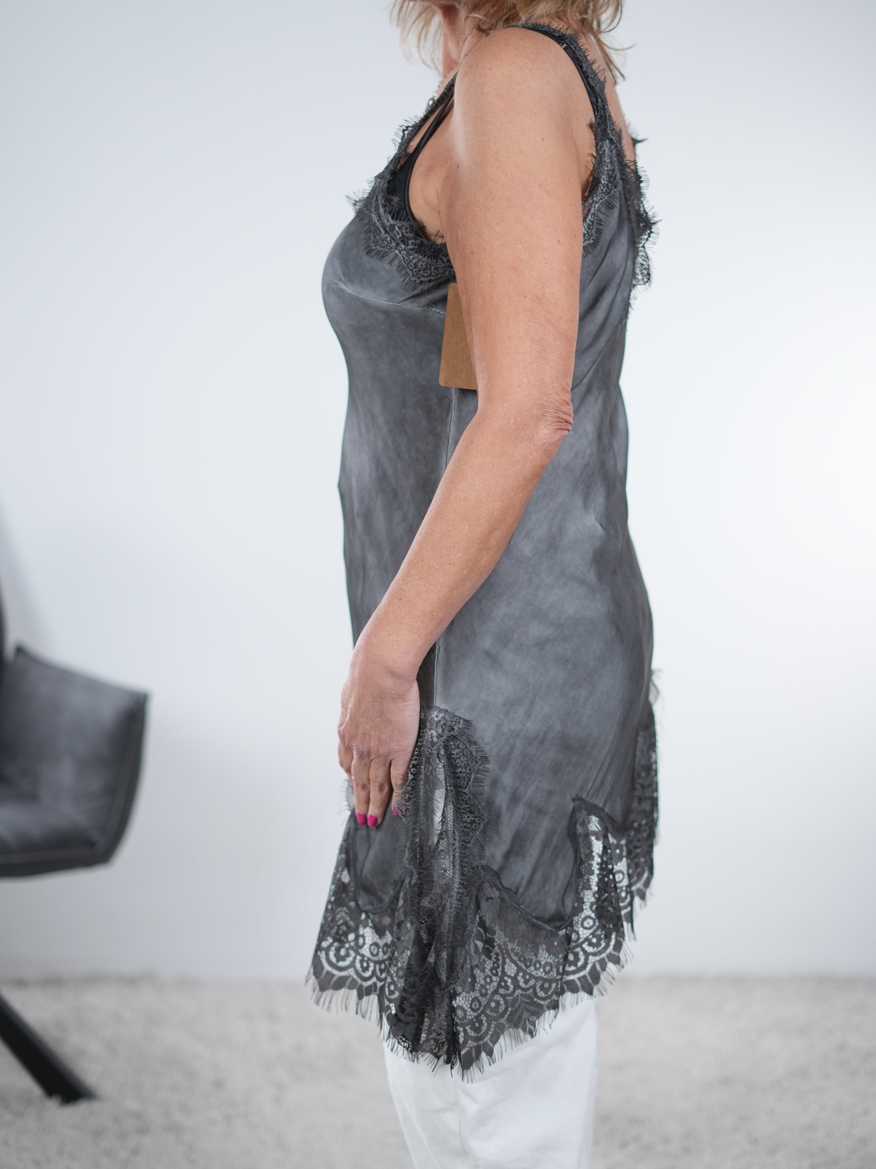 Long-Top mit angenähter Spitze