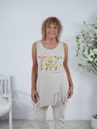 Long Top mit zerschnittenen Elementen und Schriftzug verziert