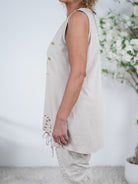 Long Top mit zerschnittenen Elementen und Schriftzug verziert