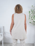 Long Top mit zerschnittenen Elementen und Schriftzug verziert