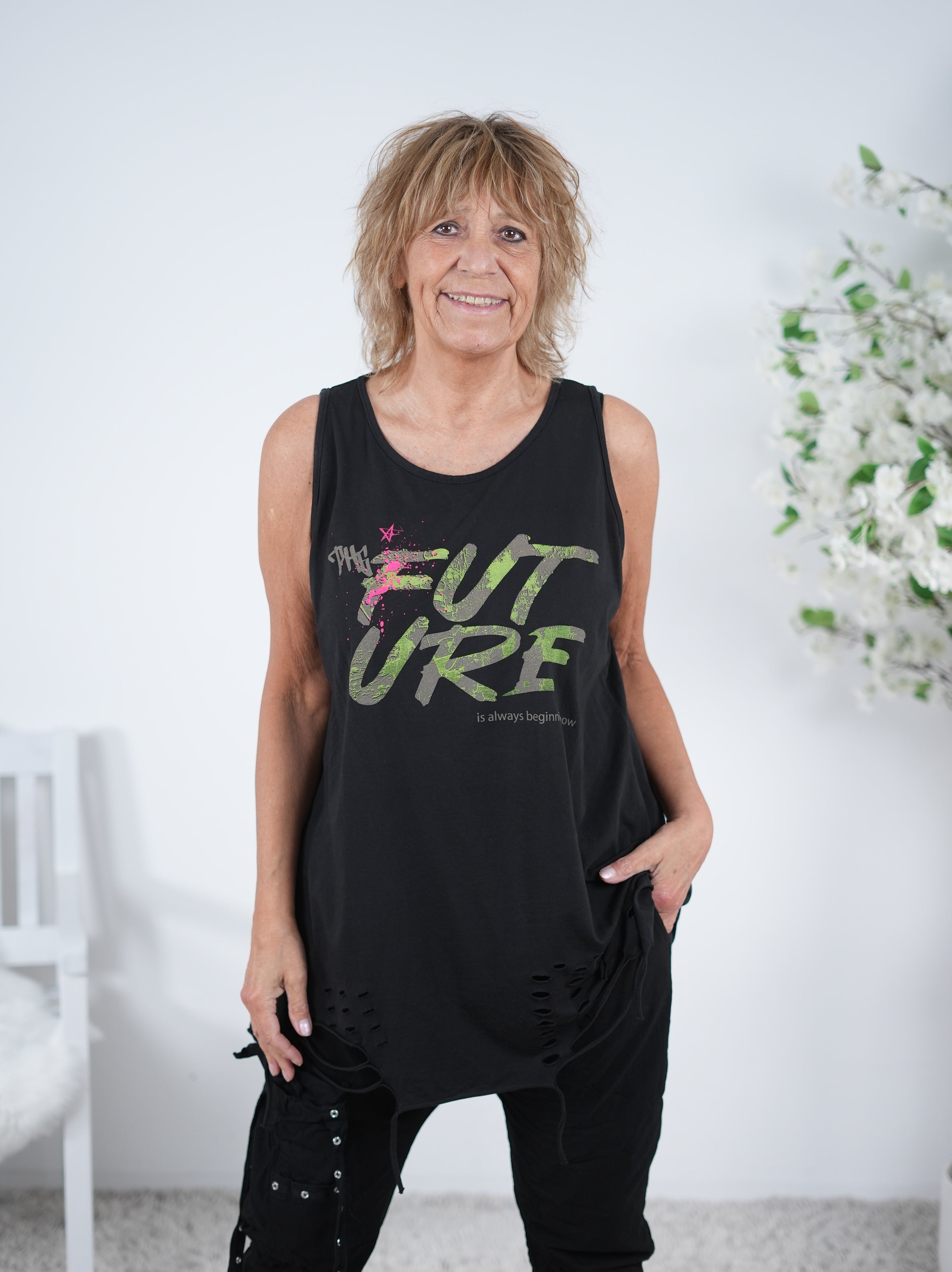 Long Top mit zerschnittenen Elementen und Schriftzug verziert Einheitsgröße (ca Gr. 38 "oversize"-44) Schwarz