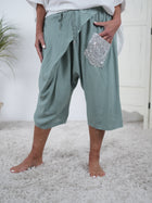 Luftige, leichte Pants mit aufgesetzter Tasche aus Pailletten
