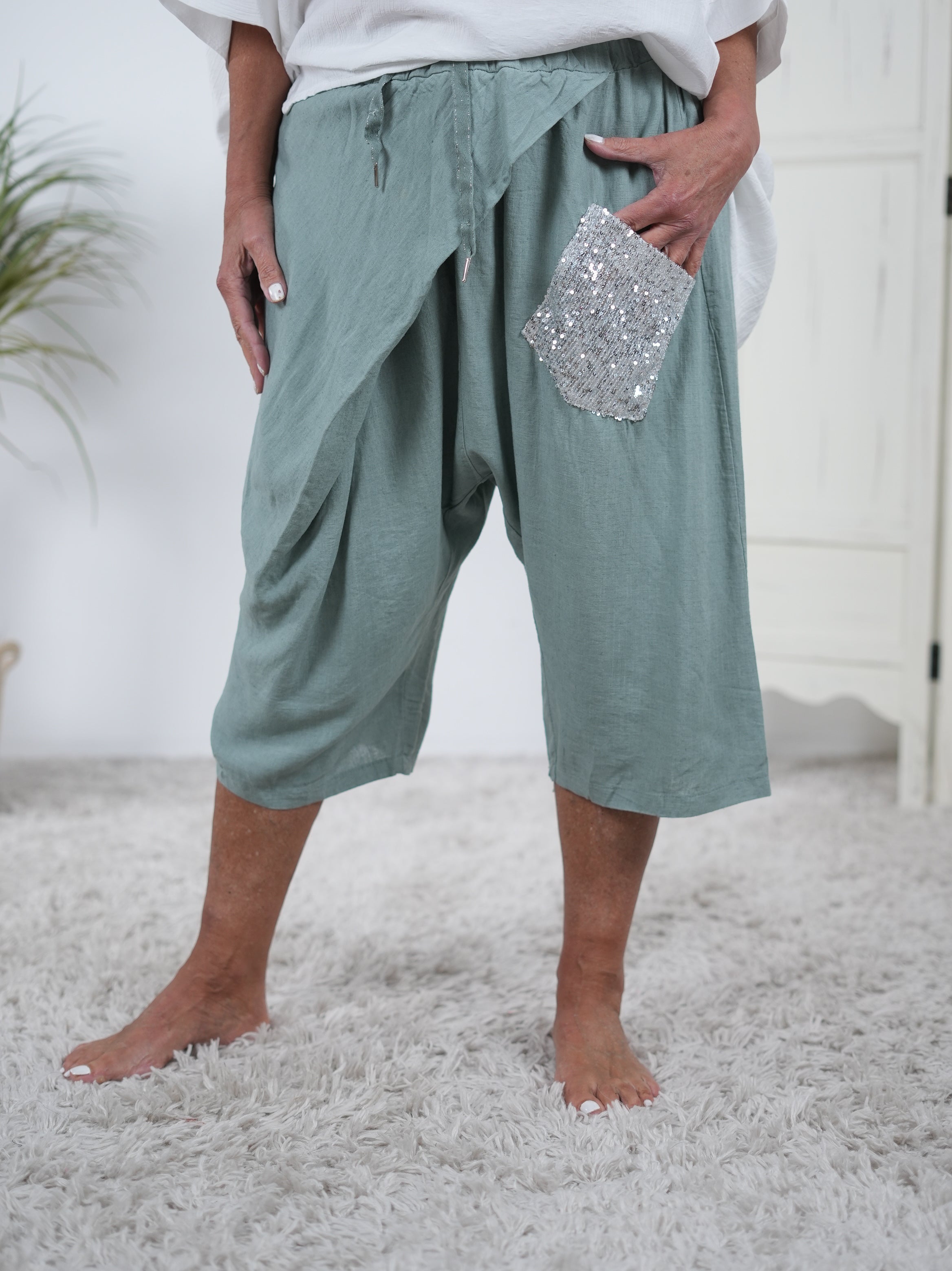 Luftige, leichte Pants mit aufgesetzter Tasche aus Pailletten Grün