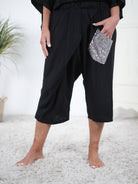 Luftige, leichte Pants mit aufgesetzter Tasche aus Pailletten Schwarz