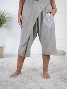 Luftige, leichte Pants mit aufgesetzter Tasche aus Pailletten Taupe