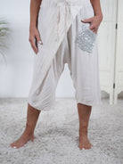 Luftige, leichte Pants mit aufgesetzter Tasche aus Pailletten Vanille