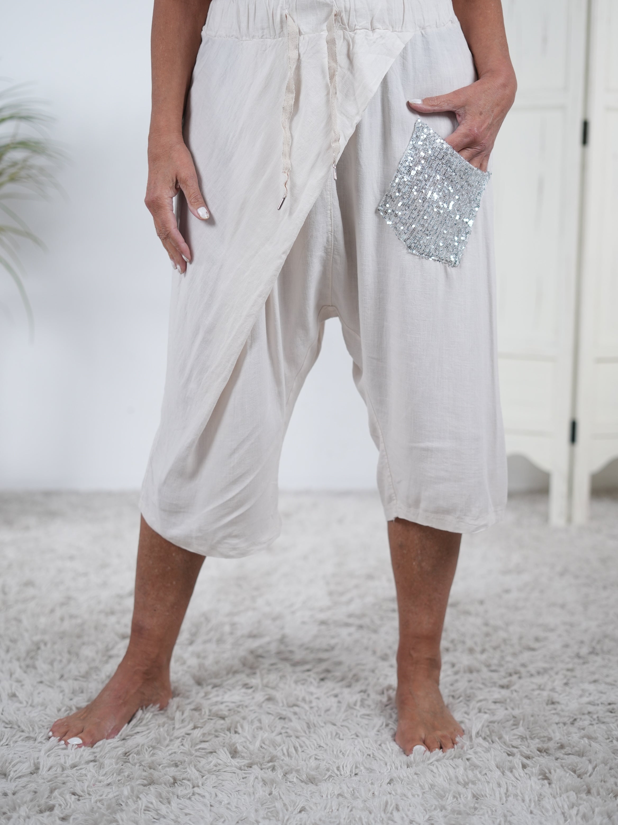 Luftige, leichte Pants mit aufgesetzter Tasche aus Pailletten Vanille