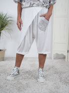 Luftige, leichte Pants mit aufgesetzter Tasche aus Pailletten Weiß