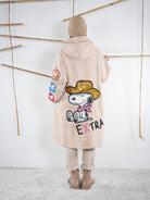 Rückansicht des beige Mantels mit großem glitzerndem Comic-Aufdruck