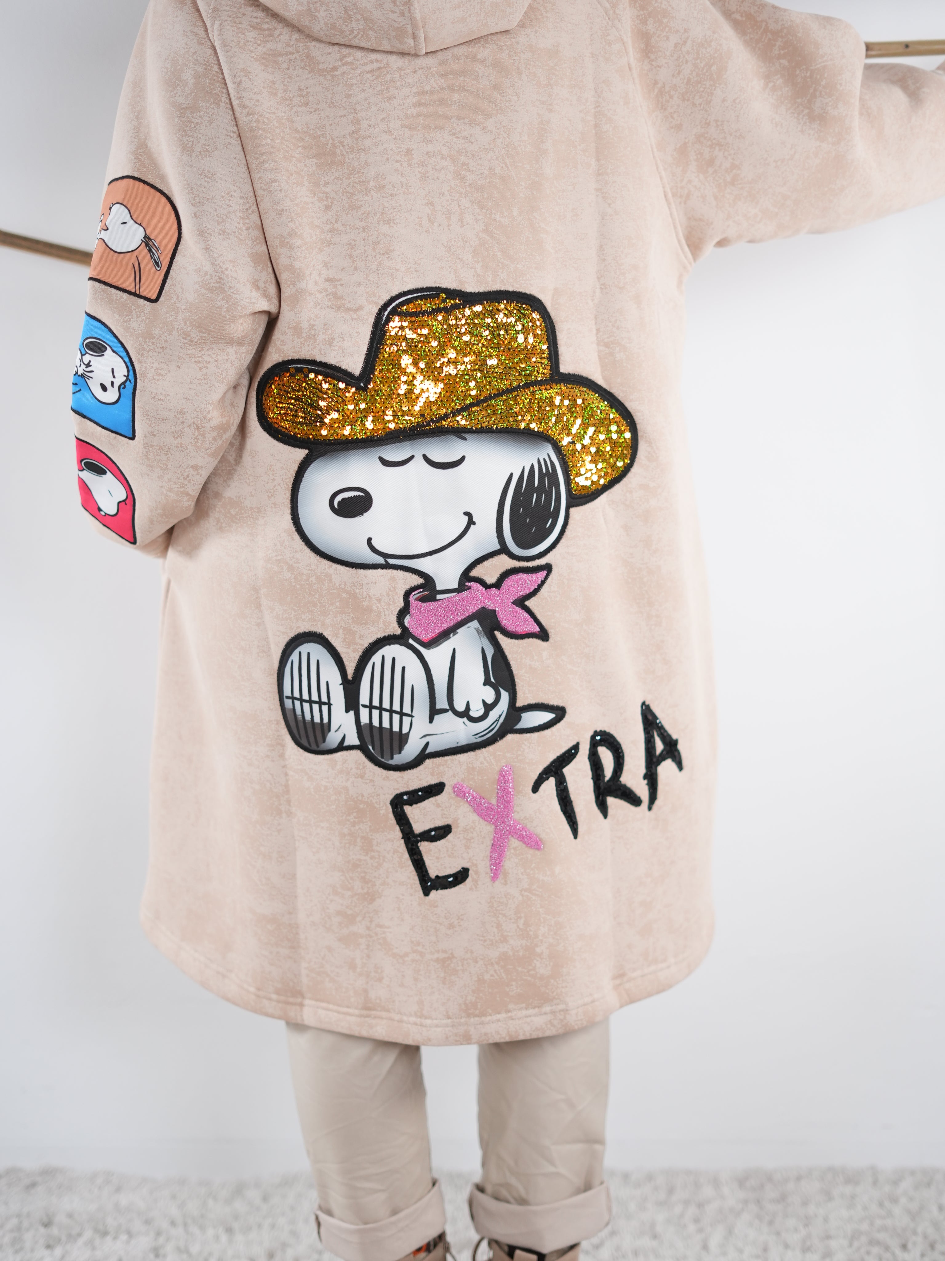 Detailaufnahme des glitzernden Comic-Motivs auf dem Rücken des Mantels