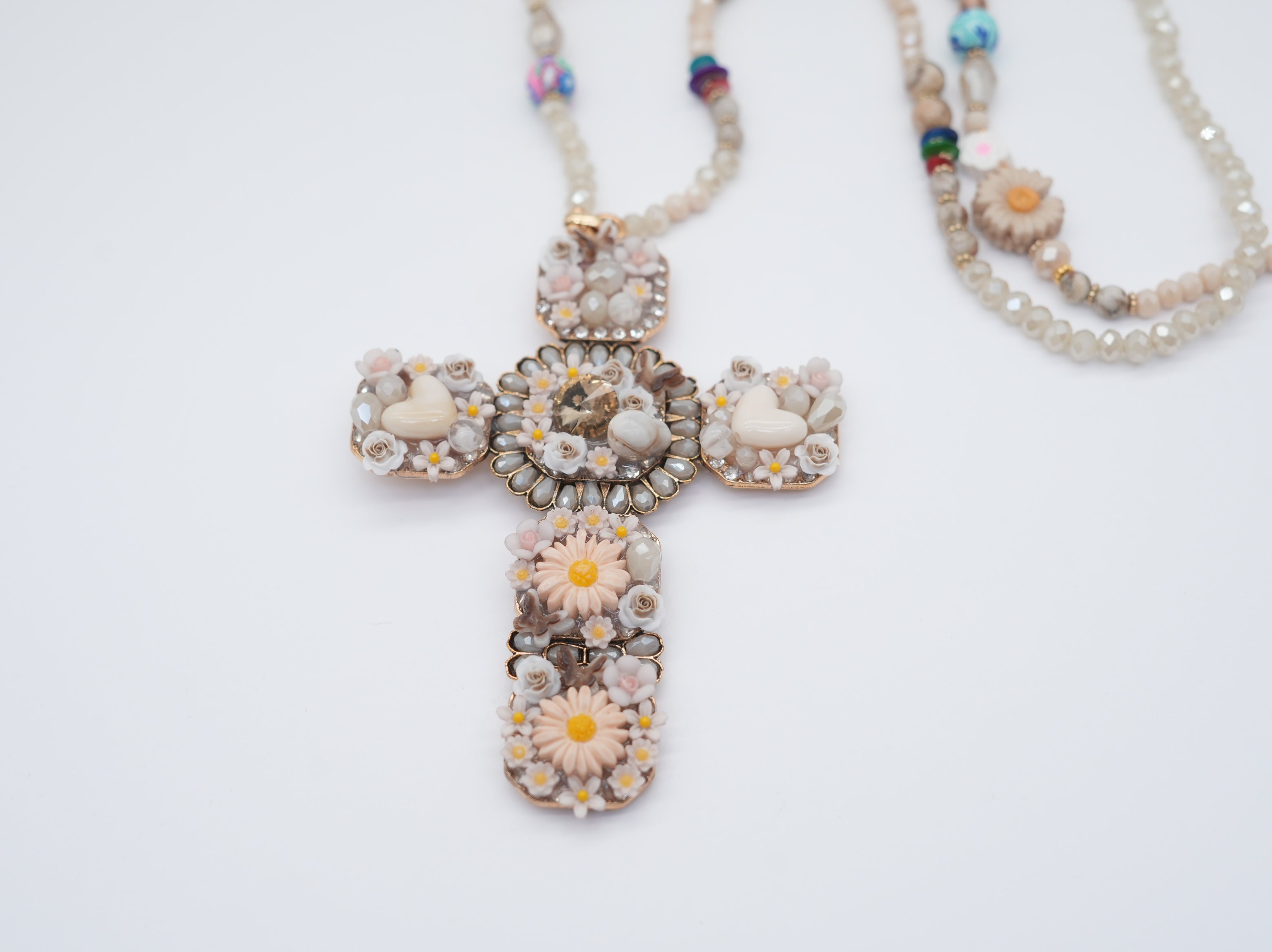 Modeschmuck Kette mit Blümchen und Kreuz Beige