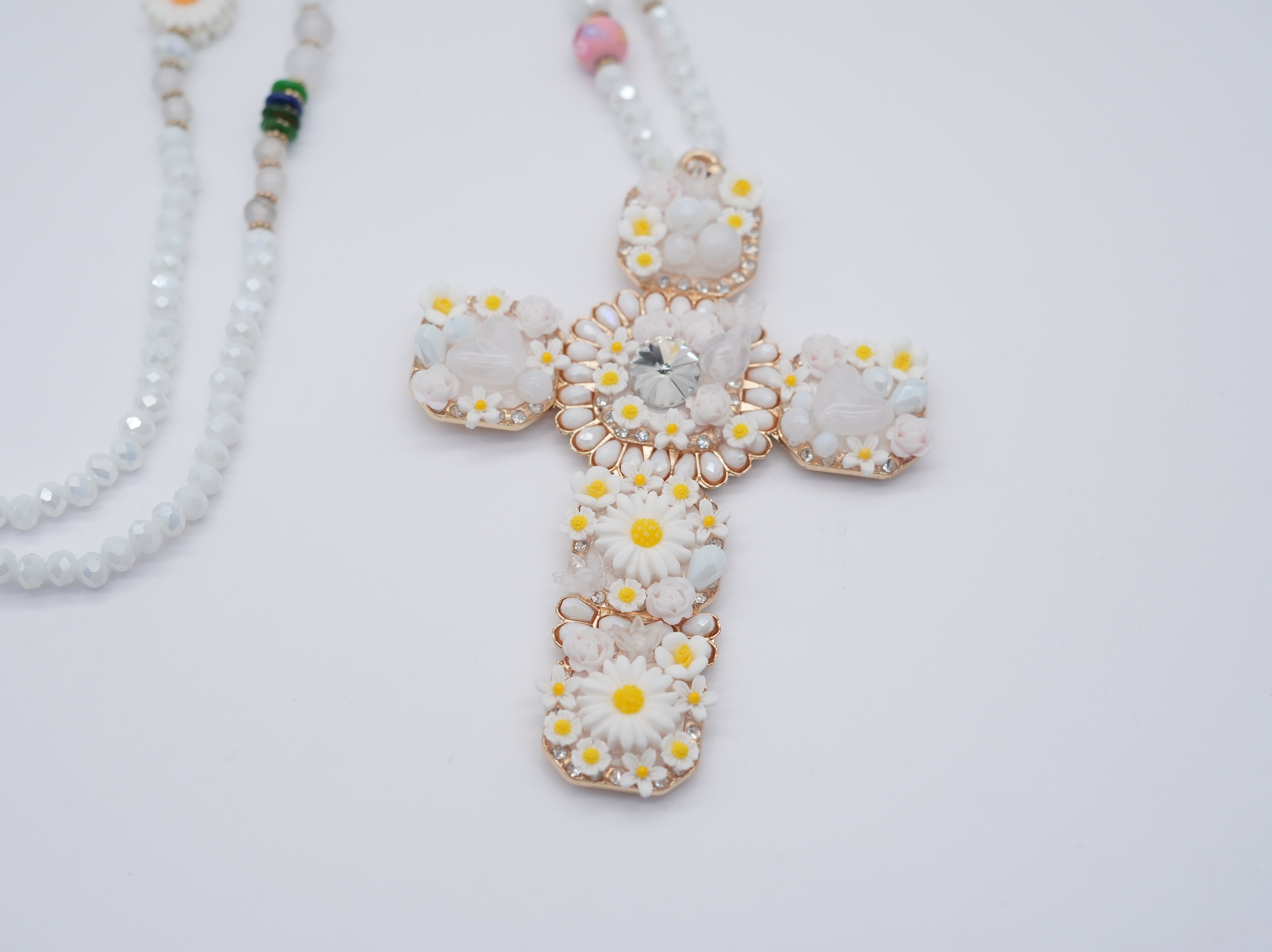 Modeschmuck Kette mit Blümchen und Kreuz