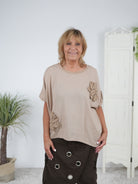 Niedliches Shirt im Materialmix mit Blumen Patches Camel