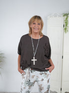 Niedliches Shirt im Materialmix mit Blumen Patches Schoko