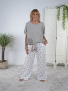 Niedliches Shirt im Materialmix mit Blumen Patches Taupe