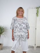 Oversize Shirt im Camouflage Look mit ausgestanzten Elementen