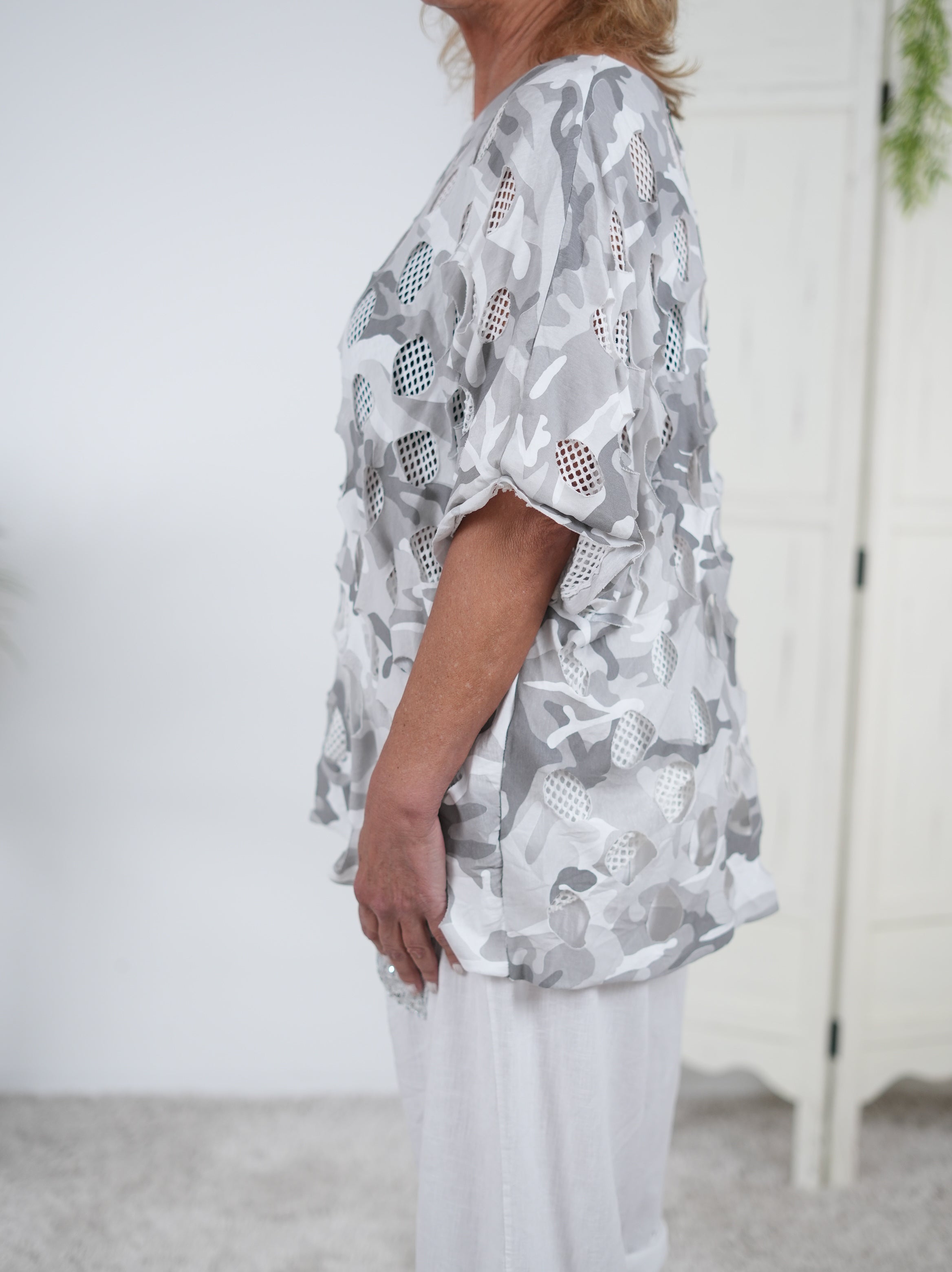 Oversize Shirt im Camouflage Look mit ausgestanzten Elementen