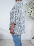 oversize Shirt im Leo Look, Vokuhila