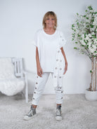 oversize Shirt mit auffälligen Ösen Verzierungen