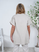 oversize Shirt mit auffälligen Ösen Verzierungen