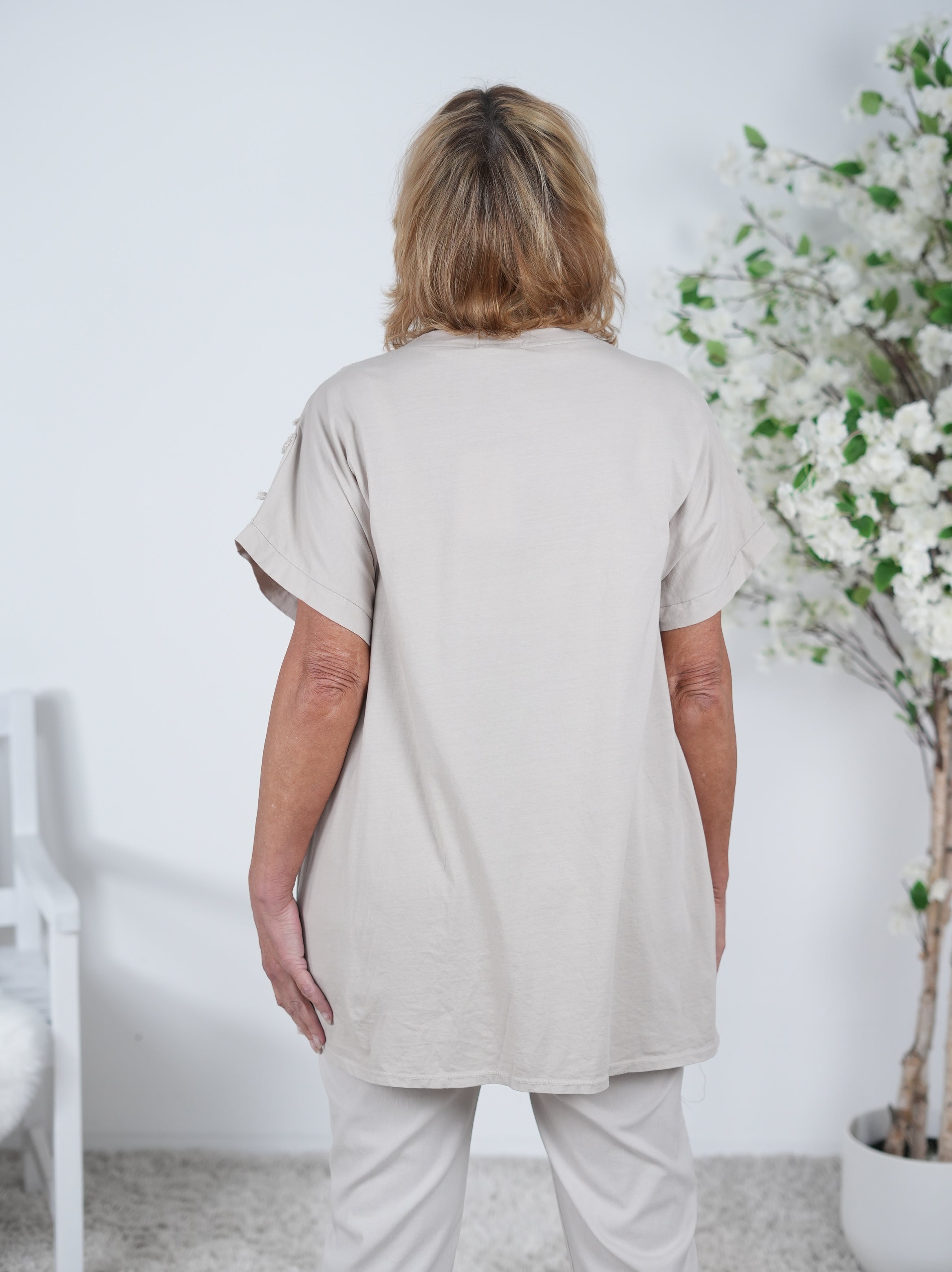 oversize Shirt mit auffälligen Ösen Verzierungen