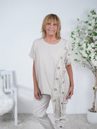 oversize Shirt mit auffälligen Ösen Verzierungen Einheitsgröße (ca Gr. 38 "oversize"-44) Beige