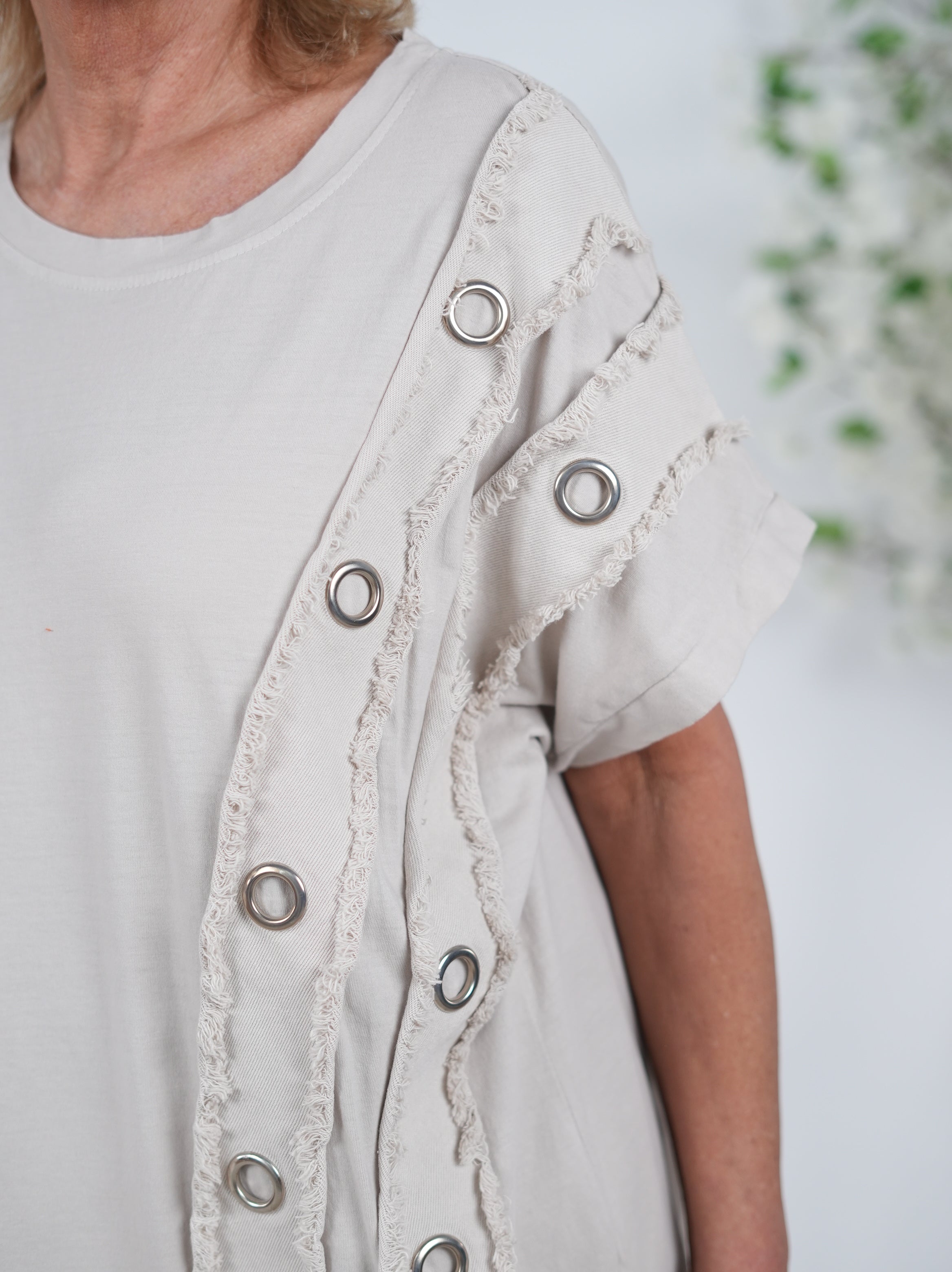 oversize Shirt mit auffälligen Ösen Verzierungen