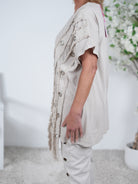 oversize Shirt mit auffälligen Ösen Verzierungen