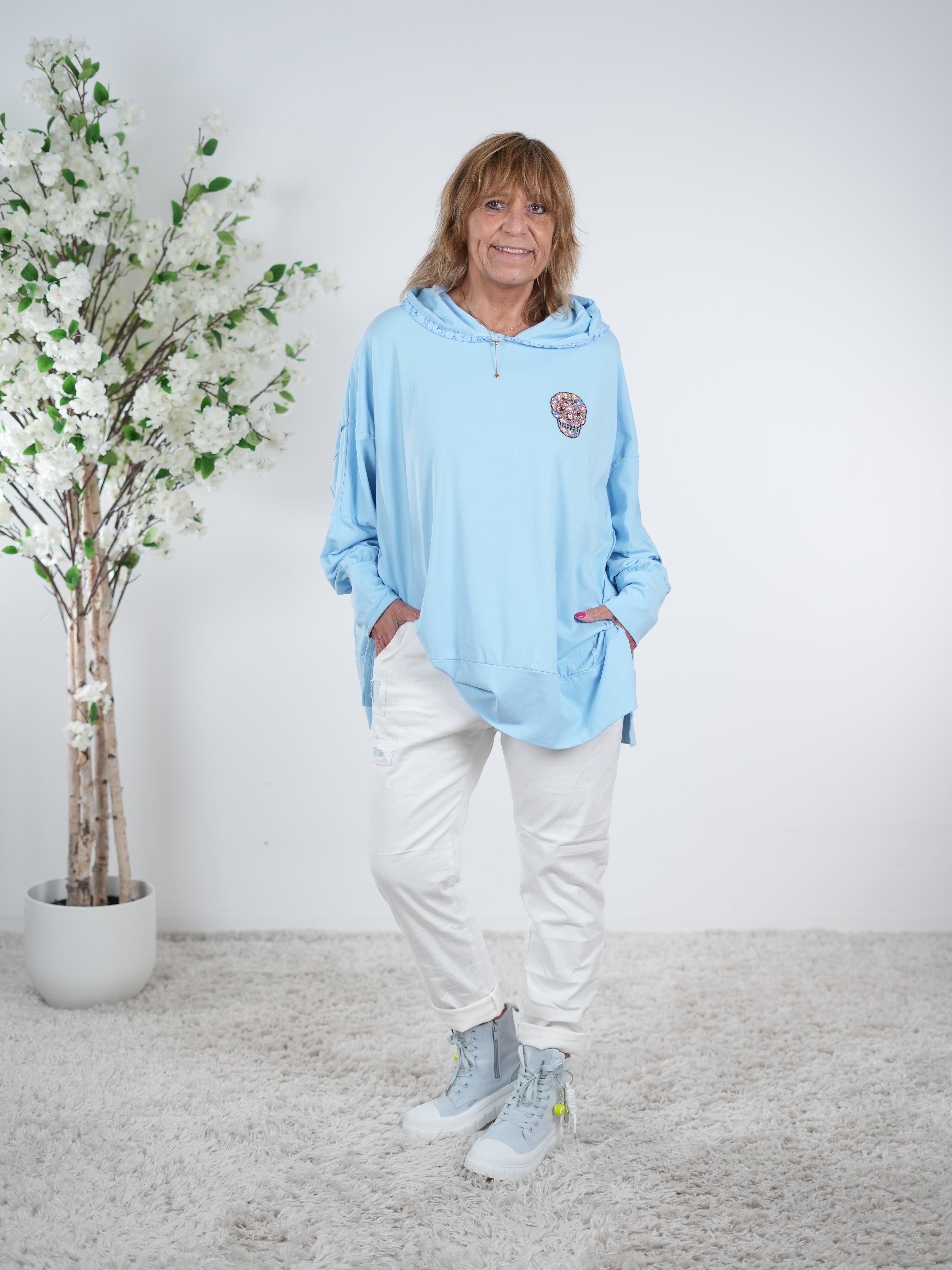 oversize Shirt mit Kapuze und Skull Patch One Size (ca Gr. 44 "oversize"-50) Blau