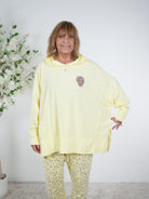 oversize Shirt mit Kapuze und Skull Patch One Size (ca Gr. 44 "oversize"-50) Gelb