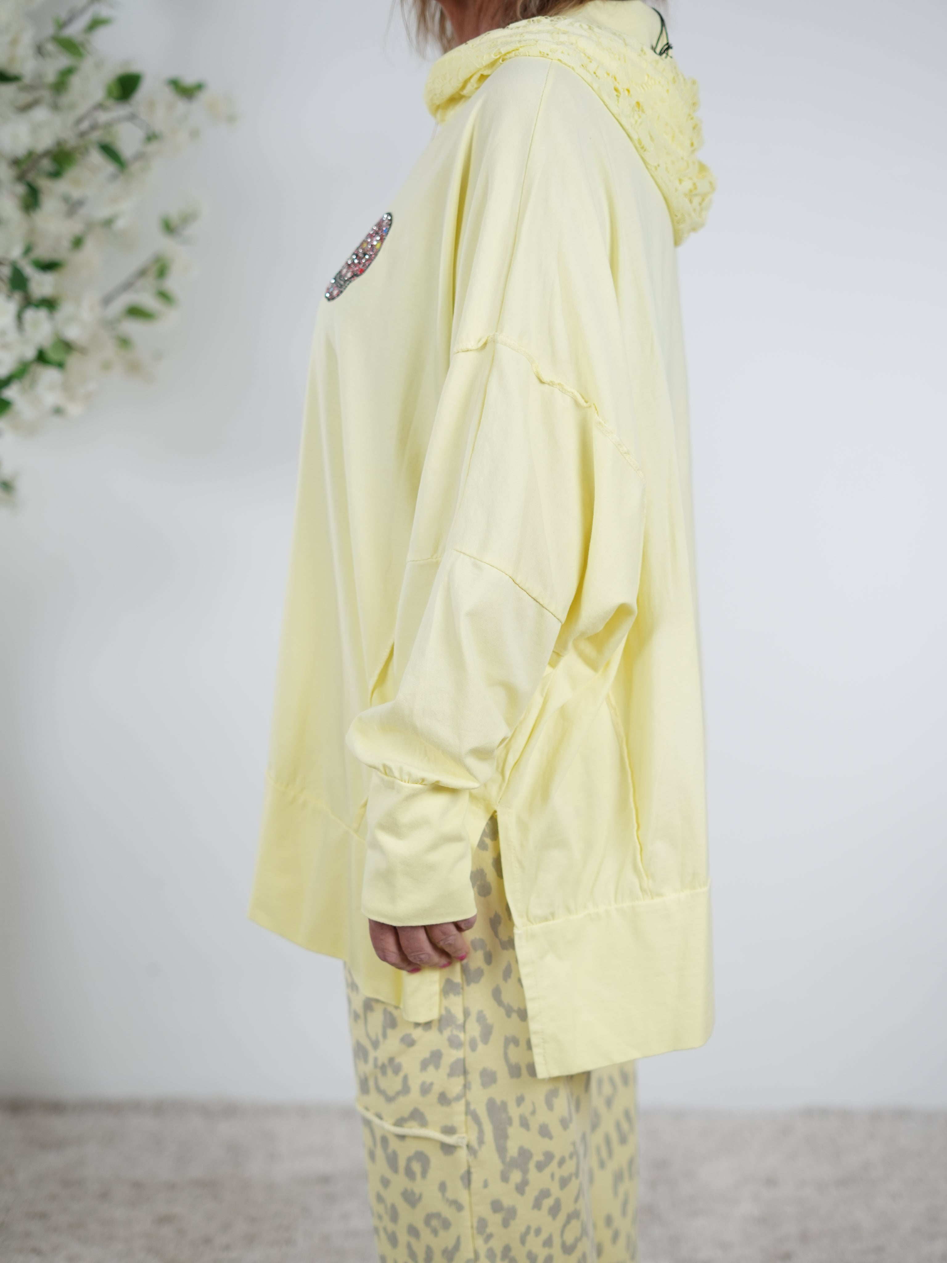 oversize Shirt mit Kapuze und Skull Patch