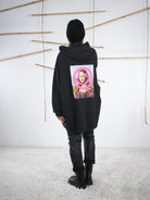 Rückansicht eines schwarzen Oversize-Sweatshirts mit großem neonpinkem Mona-Lisa-Print