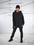 Locker geschnittenes schwarzes Sweatshirt mit Kapuze, Frontansicht