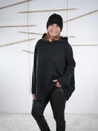 Schwarzes Oversize-Sweatshirt mit weitem Schnitt, Nahaufnahme vorne
