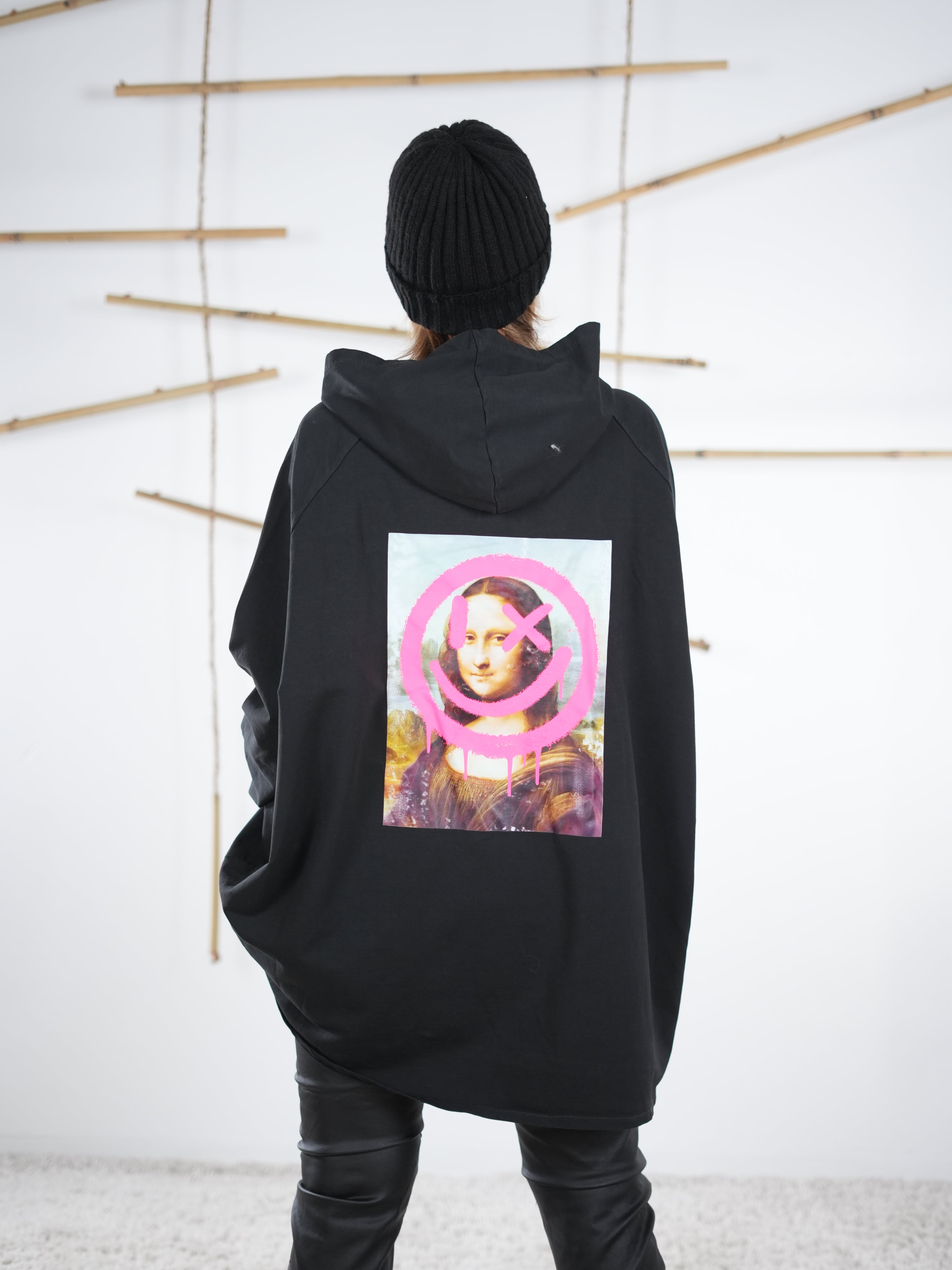 Schwarzes Oversize-Sweatshirt mit neonpinkem Mona-Lisa-Aufdruck auf dem Rücken