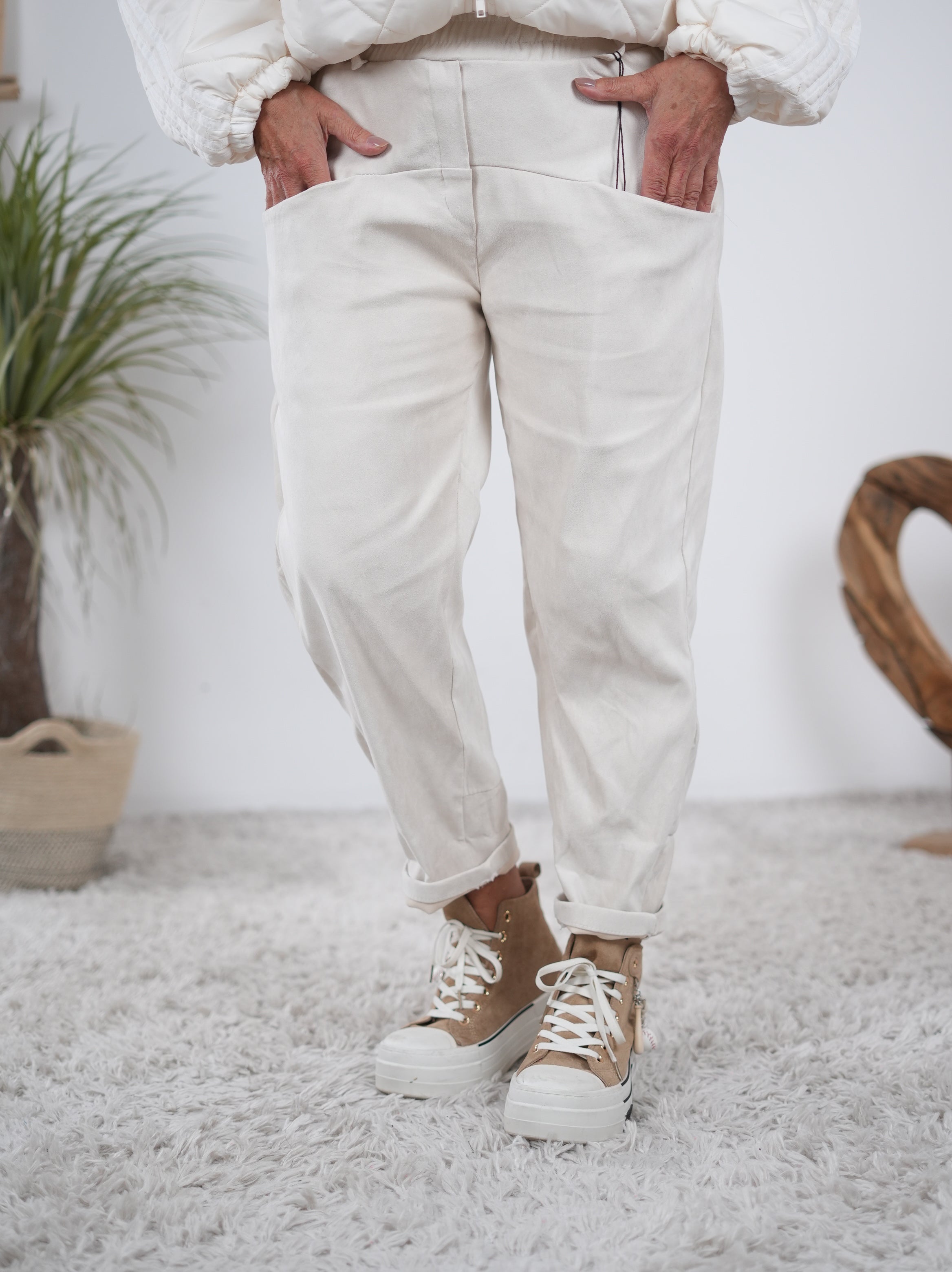 Pants in Veloursleder-Optik mit Gummibund Creme