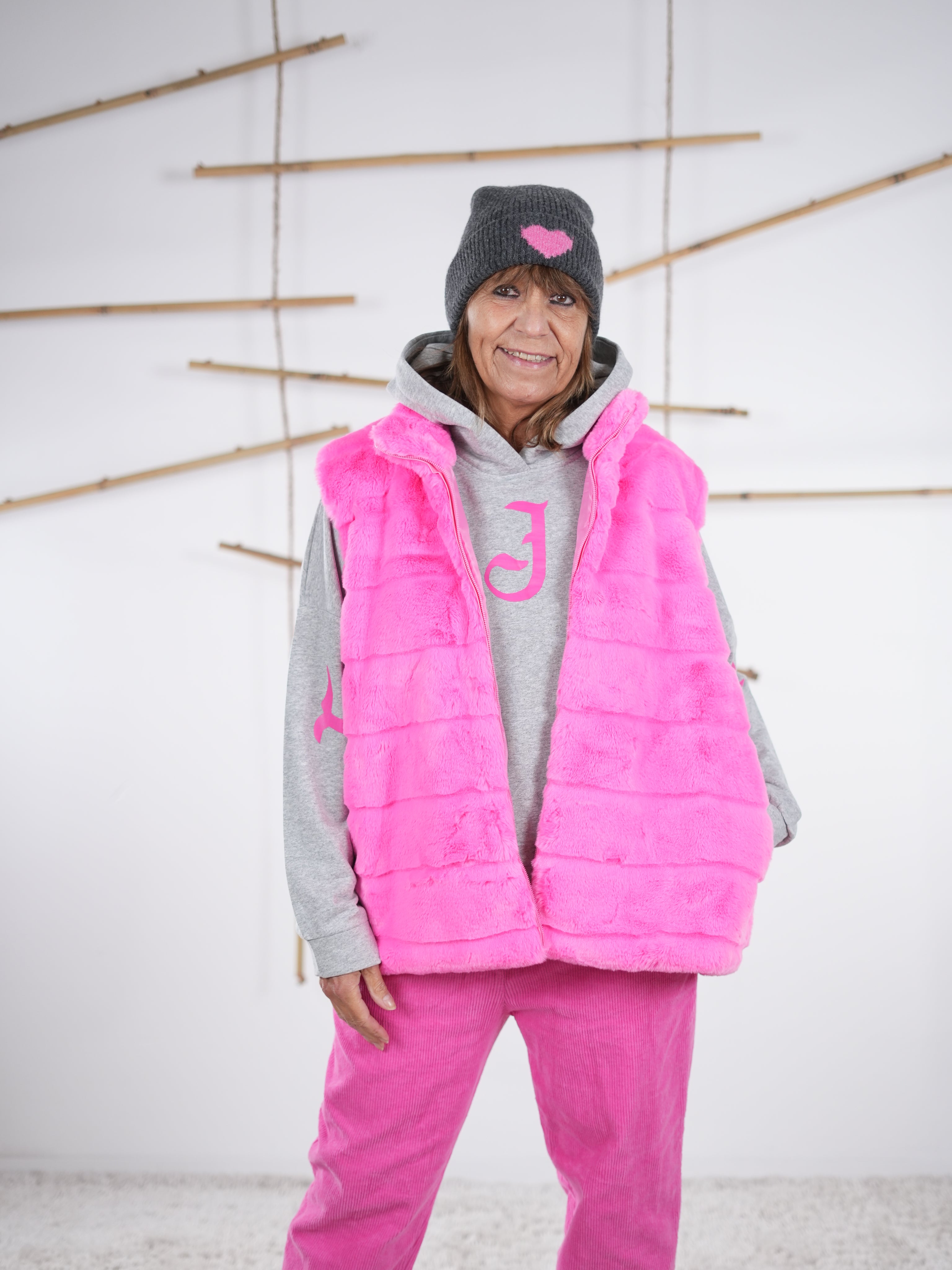 Pinke Flausch-Weste mit Zipper in der Frontansicht, weich strukturiert