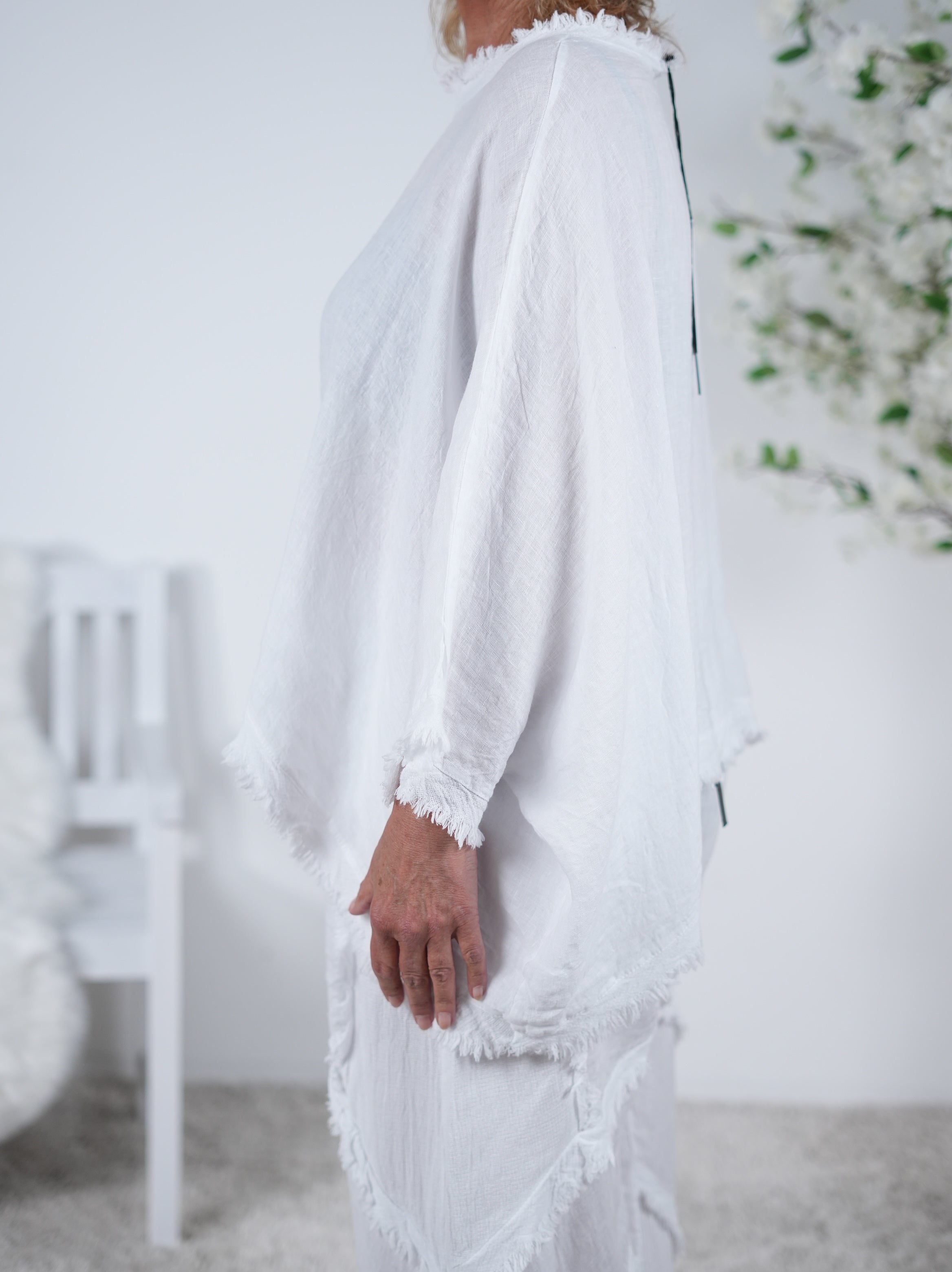 Poncho aus Leinen mit ausgefransten Abschlüssen