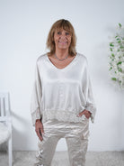 Satin Blusenshirt mit großem V-Ausschnitt One Size (ca Größe 38-44) Creme