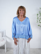 Satin Blusenshirt mit großem V-Ausschnitt One Size (ca Größe 38-44) Blau