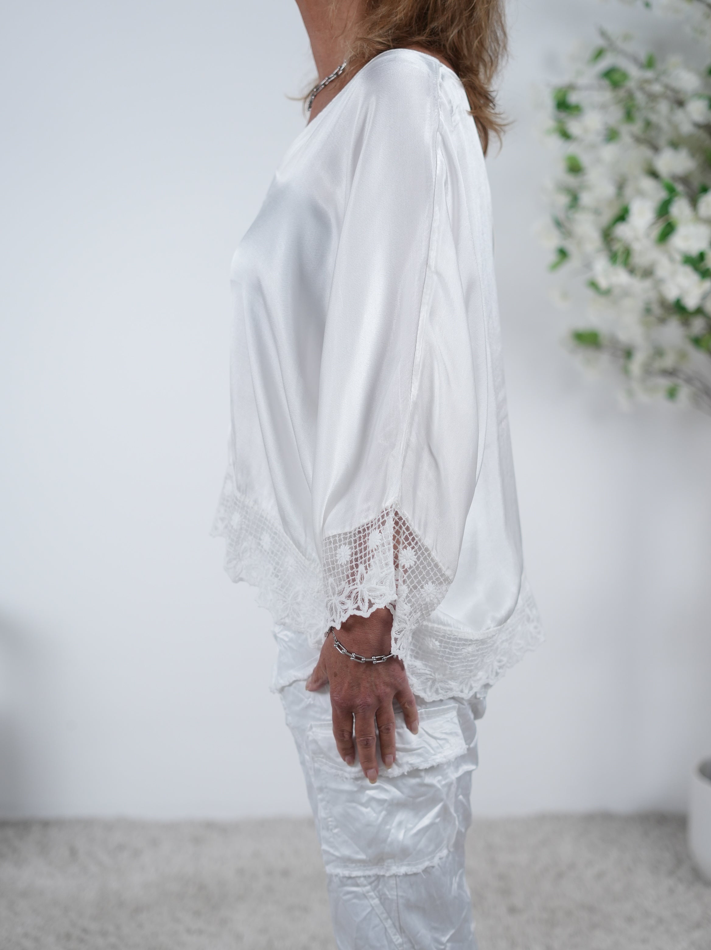 Satin Blusenshirt mit großem V-Ausschnitt